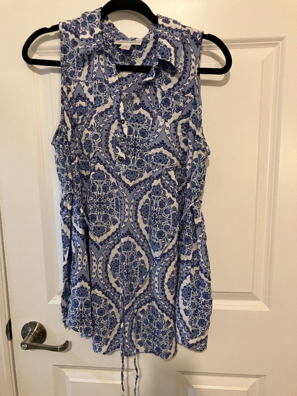 Motherhood Maternity size L blue and white paisley sleeveless blouse shirt